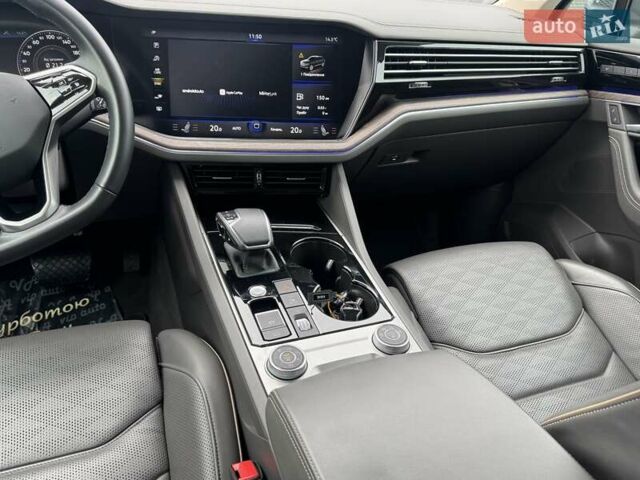 Серый Фольксваген Туарег, объемом двигателя 2.97 л и пробегом 158 тыс. км за 57900 $, фото 48 на Automoto.ua