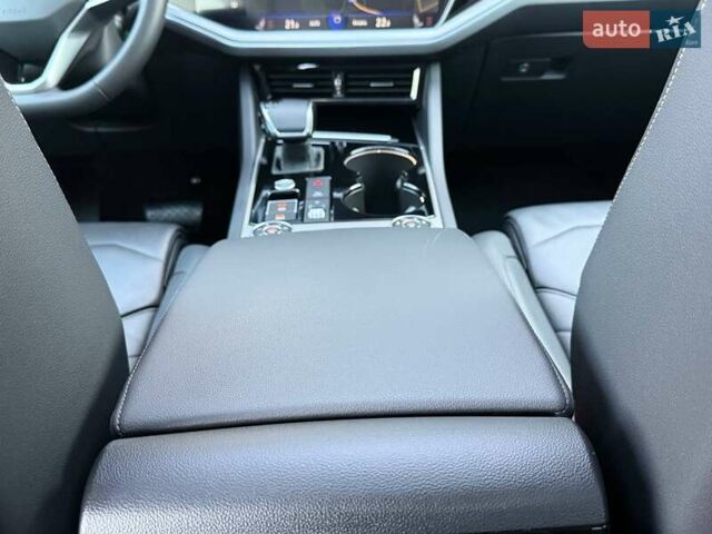 Серый Фольксваген Туарег, объемом двигателя 2.97 л и пробегом 156 тыс. км за 55300 $, фото 51 на Automoto.ua