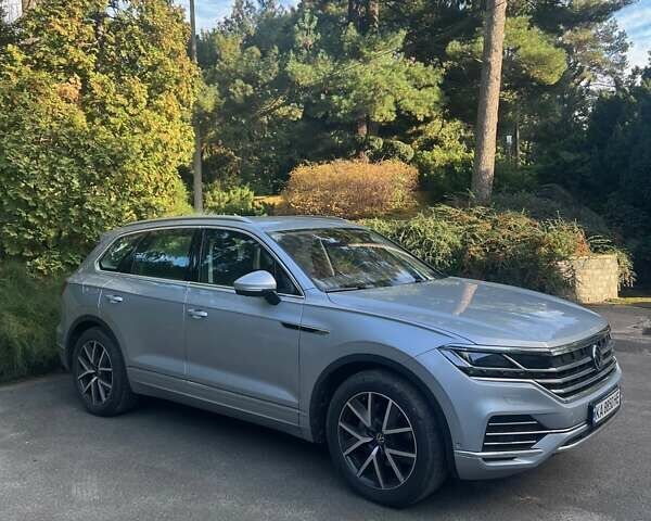 Серый Фольксваген Туарег, объемом двигателя 2.97 л и пробегом 8 тыс. км за 64000 $, фото 1 на Automoto.ua