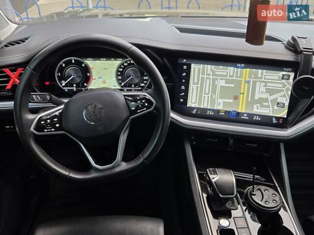 Серый Фольксваген Туарег, объемом двигателя 3 л и пробегом 137 тыс. км за 56900 $, фото 21 на Automoto.ua