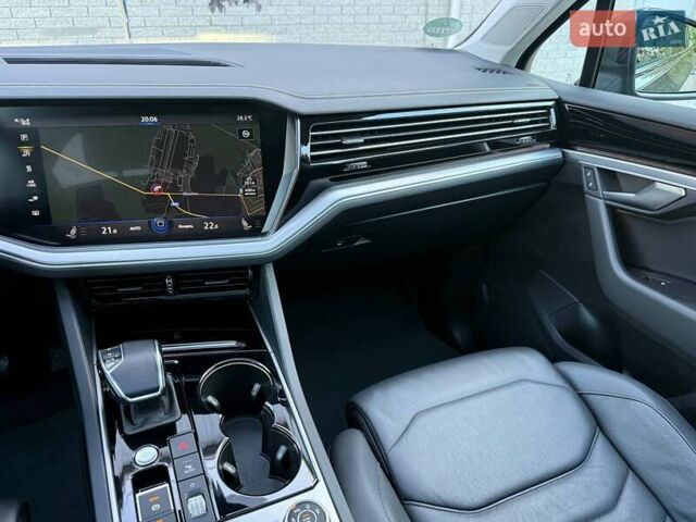 Серый Фольксваген Туарег, объемом двигателя 2.97 л и пробегом 156 тыс. км за 55300 $, фото 35 на Automoto.ua