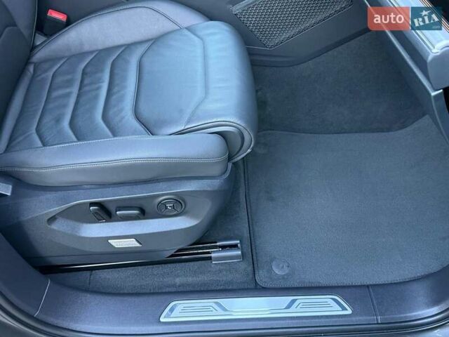 Серый Фольксваген Туарег, объемом двигателя 2.97 л и пробегом 156 тыс. км за 55300 $, фото 61 на Automoto.ua