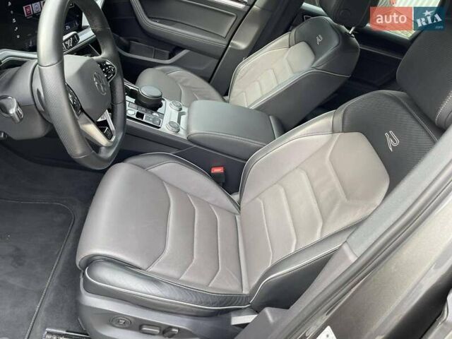 Сірий Фольксваген Туарег, об'ємом двигуна 2.97 л та пробігом 41 тис. км за 71990 $, фото 19 на Automoto.ua