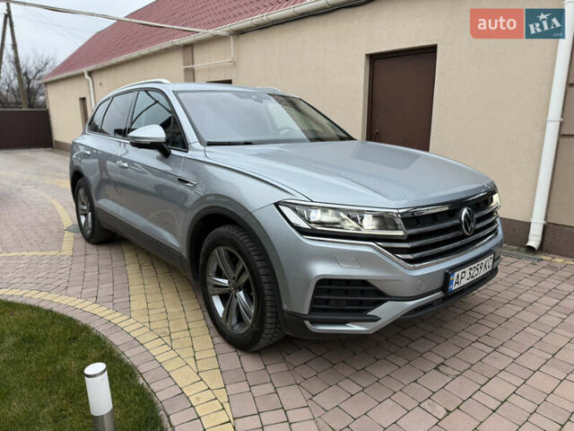 Серый Фольксваген Туарег, объемом двигателя 2.97 л и пробегом 62 тыс. км за 59800 $, фото 1 на Automoto.ua