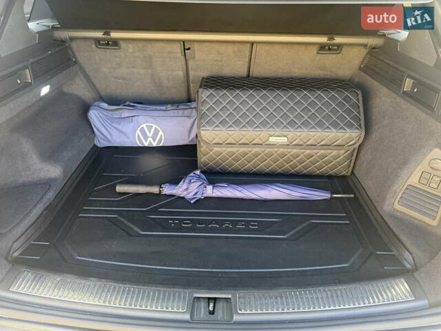 Серый Фольксваген Туарег, объемом двигателя 2.97 л и пробегом 45 тыс. км за 77575 $, фото 22 на Automoto.ua