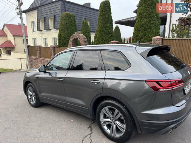 Серый Фольксваген Туарег, объемом двигателя 2.97 л и пробегом 71 тыс. км за 61500 $, фото 2 на Automoto.ua