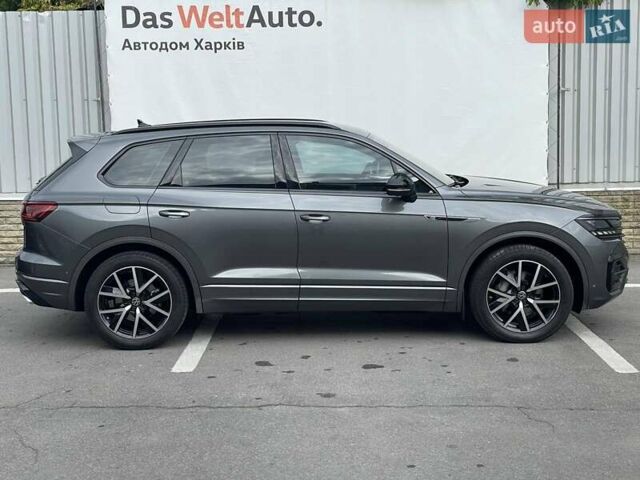 Сірий Фольксваген Туарег, об'ємом двигуна 2.97 л та пробігом 41 тис. км за 71990 $, фото 6 на Automoto.ua