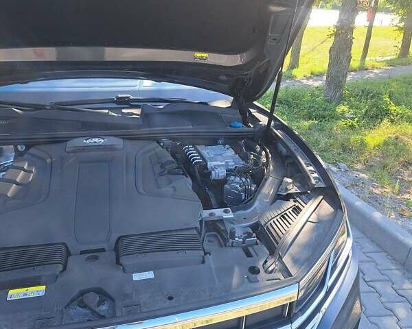 Серый Фольксваген Туарег, объемом двигателя 2.97 л и пробегом 81 тыс. км за 67500 $, фото 28 на Automoto.ua