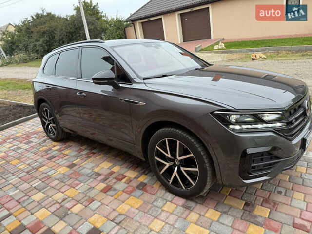 Серый Фольксваген Туарег, объемом двигателя 2.97 л и пробегом 43 тыс. км за 76900 $, фото 2 на Automoto.ua