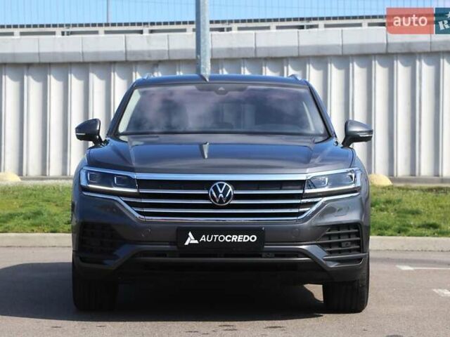 Серый Фольксваген Туарег, объемом двигателя 2.97 л и пробегом 50 тыс. км за 60500 $, фото 1 на Automoto.ua