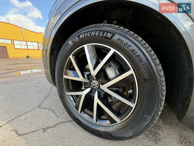 Серый Фольксваген Туарег, объемом двигателя 2.97 л и пробегом 45 тыс. км за 77575 $, фото 15 на Automoto.ua