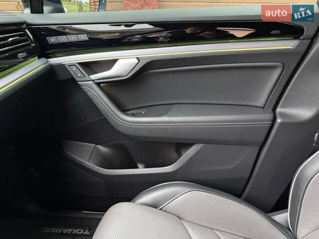 Серый Фольксваген Туарег, объемом двигателя 2.97 л и пробегом 43 тыс. км за 76900 $, фото 27 на Automoto.ua