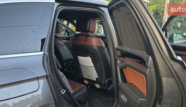 Серый Фольксваген Туарег, объемом двигателя 2.97 л и пробегом 41 тыс. км за 62000 $, фото 5 на Automoto.ua