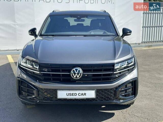 Серый Фольксваген Туарег, объемом двигателя 2.99 л и пробегом 13 тыс. км за 82000 $, фото 1 на Automoto.ua