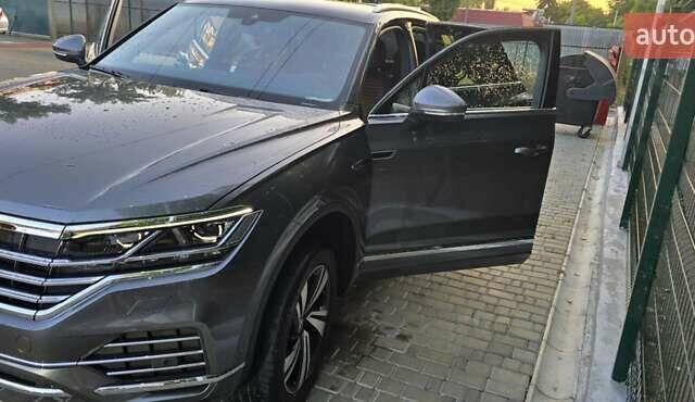 Серый Фольксваген Туарег, объемом двигателя 2.97 л и пробегом 41 тыс. км за 62000 $, фото 4 на Automoto.ua
