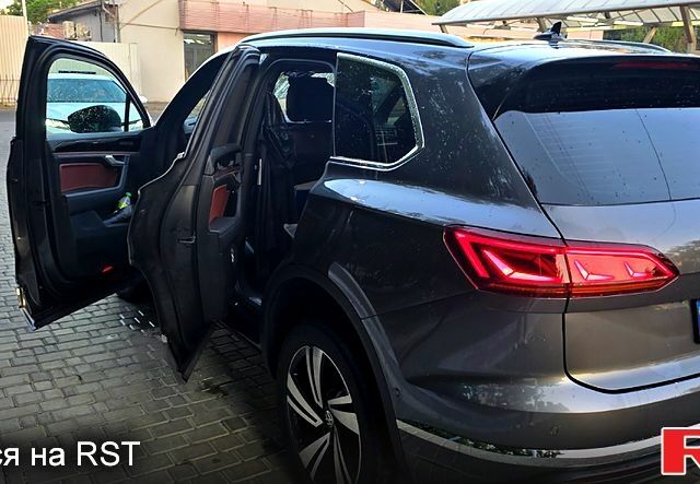 Серый Фольксваген Туарег, объемом двигателя 3 л и пробегом 41 тыс. км за 62000 $, фото 2 на Automoto.ua