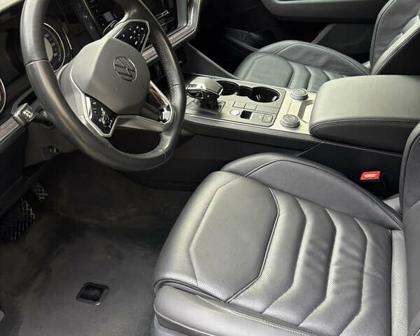 Серый Фольксваген Туарег, объемом двигателя 2.97 л и пробегом 71 тыс. км за 61500 $, фото 8 на Automoto.ua