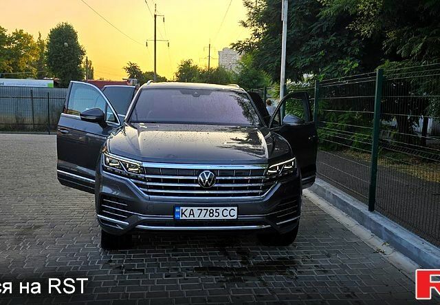 Серый Фольксваген Туарег, объемом двигателя 3 л и пробегом 41 тыс. км за 62000 $, фото 1 на Automoto.ua