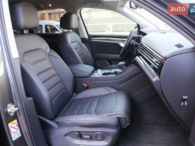 Серый Фольксваген Туарег, объемом двигателя 2.97 л и пробегом 50 тыс. км за 60500 $, фото 10 на Automoto.ua