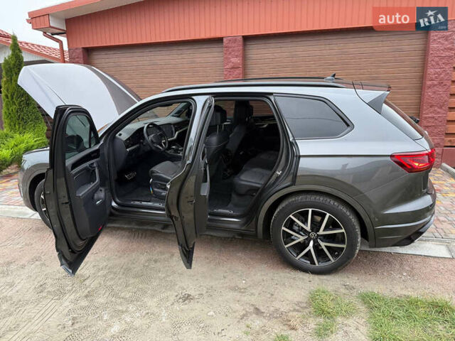 Серый Фольксваген Туарег, объемом двигателя 2.97 л и пробегом 43 тыс. км за 76900 $, фото 29 на Automoto.ua