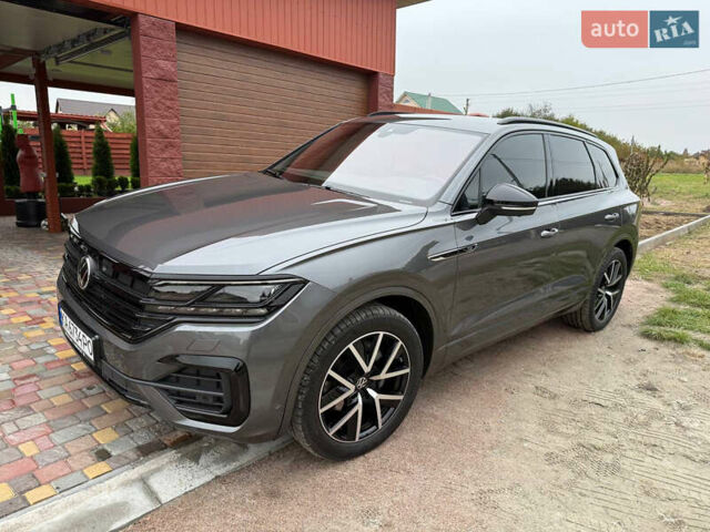Серый Фольксваген Туарег, объемом двигателя 2.97 л и пробегом 43 тыс. км за 76900 $, фото 1 на Automoto.ua