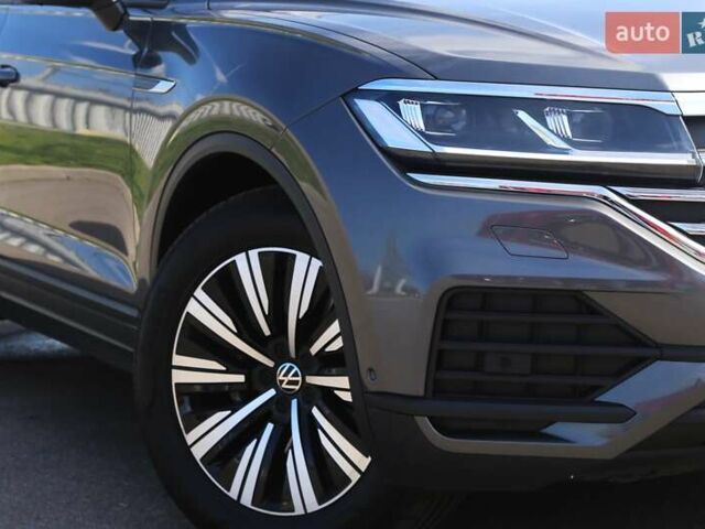 Серый Фольксваген Туарег, объемом двигателя 2.97 л и пробегом 50 тыс. км за 60500 $, фото 3 на Automoto.ua