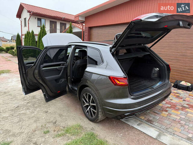 Серый Фольксваген Туарег, объемом двигателя 2.97 л и пробегом 43 тыс. км за 76900 $, фото 31 на Automoto.ua