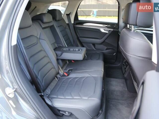 Серый Фольксваген Туарег, объемом двигателя 2.97 л и пробегом 50 тыс. км за 60500 $, фото 9 на Automoto.ua