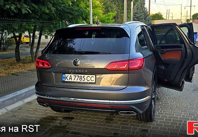 Серый Фольксваген Туарег, объемом двигателя 3 л и пробегом 41 тыс. км за 62000 $, фото 3 на Automoto.ua