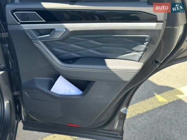 Серый Фольксваген Туарег, объемом двигателя 2.99 л и пробегом 13 тыс. км за 82000 $, фото 31 на Automoto.ua