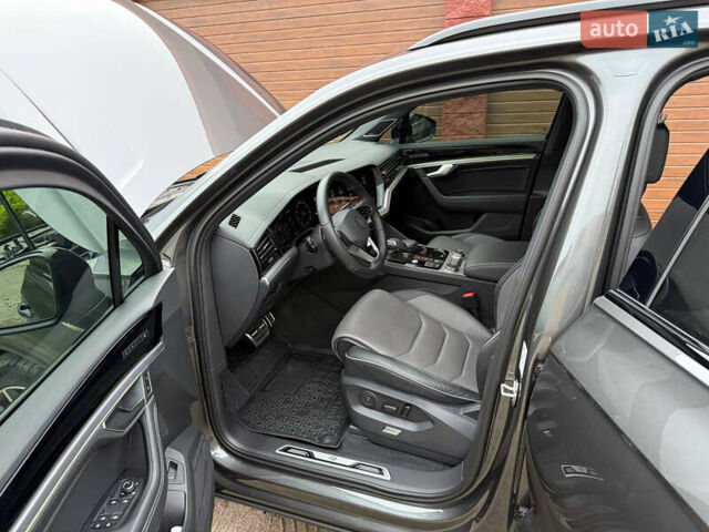 Серый Фольксваген Туарег, объемом двигателя 2.97 л и пробегом 43 тыс. км за 76900 $, фото 22 на Automoto.ua