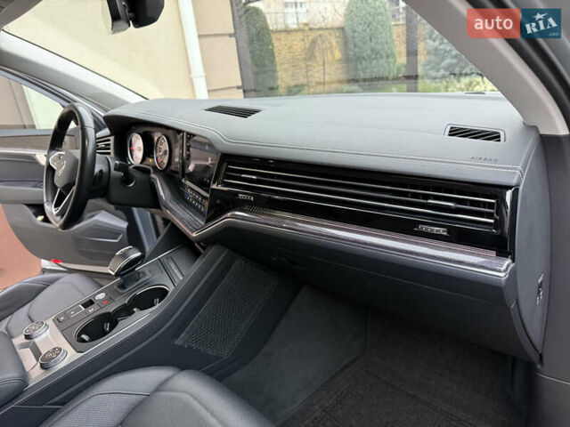 Серый Фольксваген Туарег, объемом двигателя 2.97 л и пробегом 62 тыс. км за 59800 $, фото 14 на Automoto.ua