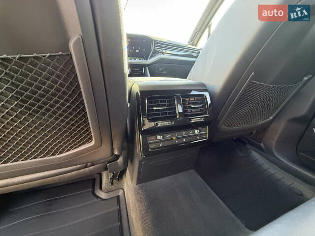 Серый Фольксваген Туарег, объемом двигателя 2.97 л и пробегом 45 тыс. км за 77575 $, фото 21 на Automoto.ua