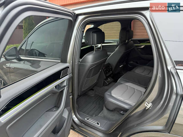 Серый Фольксваген Туарег, объемом двигателя 2.97 л и пробегом 43 тыс. км за 76900 $, фото 20 на Automoto.ua