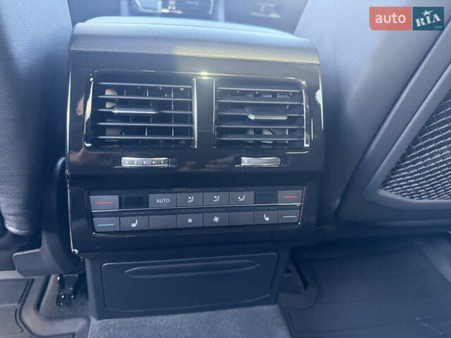 Серый Фольксваген Туарег, объемом двигателя 2.97 л и пробегом 45 тыс. км за 77575 $, фото 28 на Automoto.ua