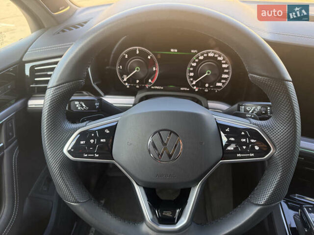 Серый Фольксваген Туарег, объемом двигателя 2.97 л и пробегом 45 тыс. км за 77575 $, фото 14 на Automoto.ua