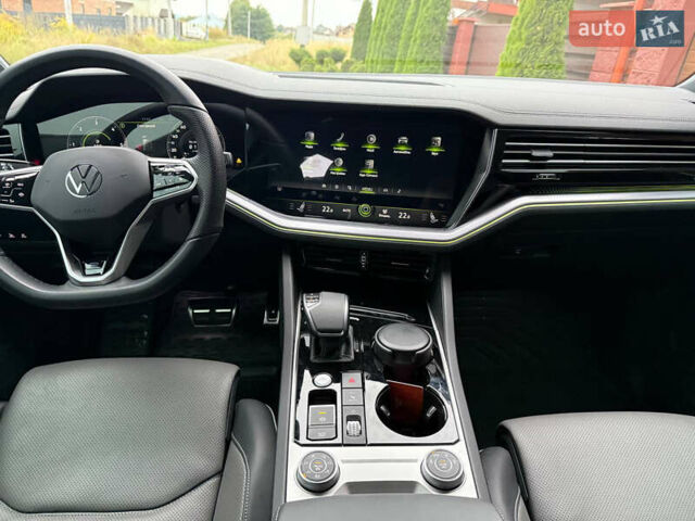 Серый Фольксваген Туарег, объемом двигателя 2.97 л и пробегом 43 тыс. км за 76900 $, фото 34 на Automoto.ua