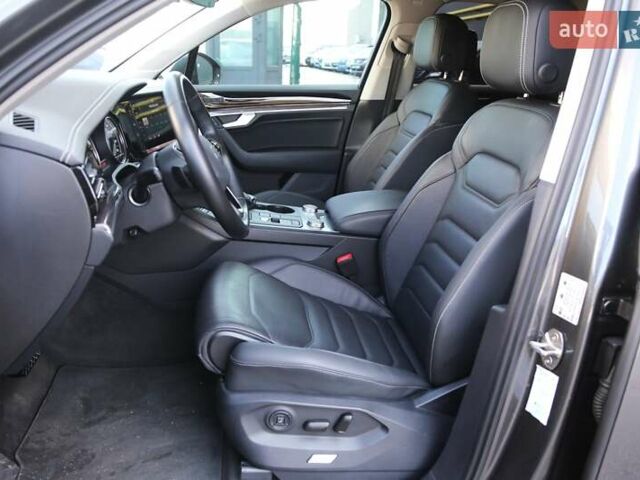 Серый Фольксваген Туарег, объемом двигателя 2.97 л и пробегом 50 тыс. км за 60500 $, фото 7 на Automoto.ua