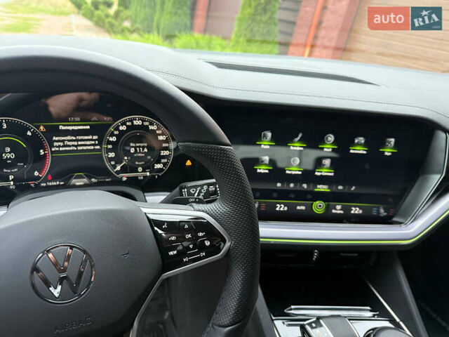 Серый Фольксваген Туарег, объемом двигателя 2.97 л и пробегом 43 тыс. км за 76900 $, фото 35 на Automoto.ua