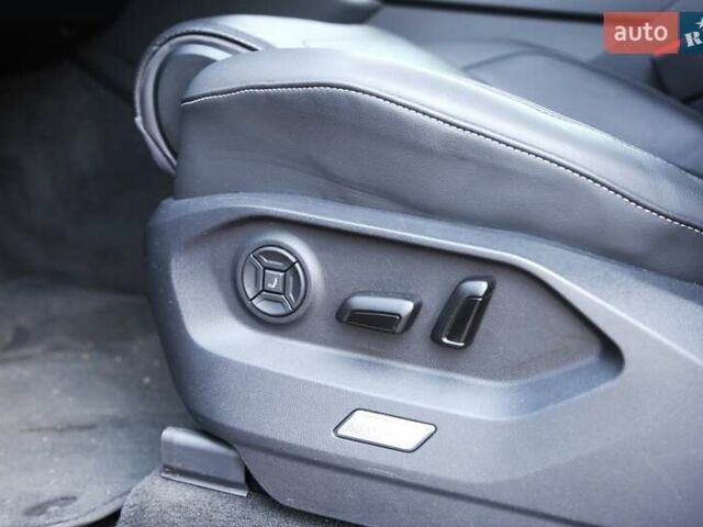 Серый Фольксваген Туарег, объемом двигателя 2.97 л и пробегом 50 тыс. км за 60500 $, фото 27 на Automoto.ua