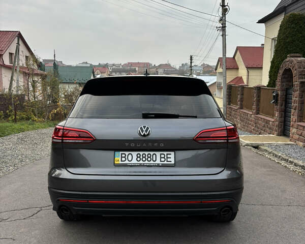 Серый Фольксваген Туарег, объемом двигателя 2.97 л и пробегом 71 тыс. км за 61500 $, фото 3 на Automoto.ua