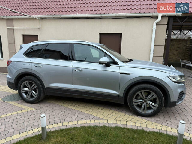 Серый Фольксваген Туарег, объемом двигателя 2.97 л и пробегом 62 тыс. км за 59800 $, фото 2 на Automoto.ua
