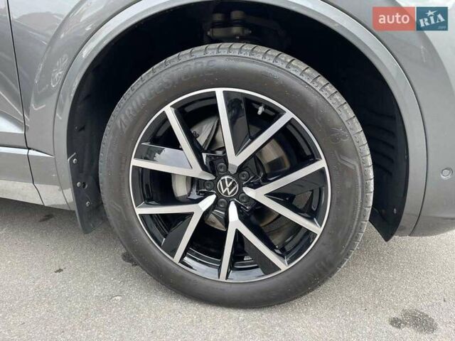 Сірий Фольксваген Туарег, об'ємом двигуна 2.97 л та пробігом 41 тис. км за 71990 $, фото 8 на Automoto.ua