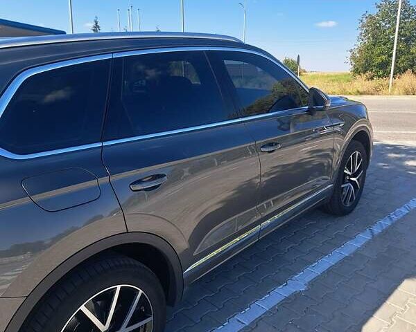 Серый Фольксваген Туарег, объемом двигателя 2.97 л и пробегом 81 тыс. км за 67500 $, фото 1 на Automoto.ua