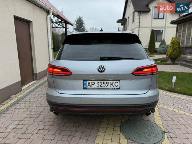 Серый Фольксваген Туарег, объемом двигателя 2.97 л и пробегом 62 тыс. км за 59800 $, фото 5 на Automoto.ua