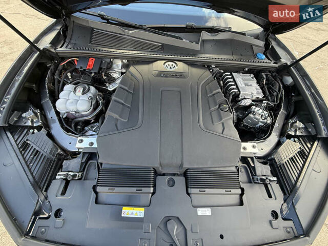 Серый Фольксваген Туарег, объемом двигателя 2.97 л и пробегом 45 тыс. км за 77575 $, фото 16 на Automoto.ua