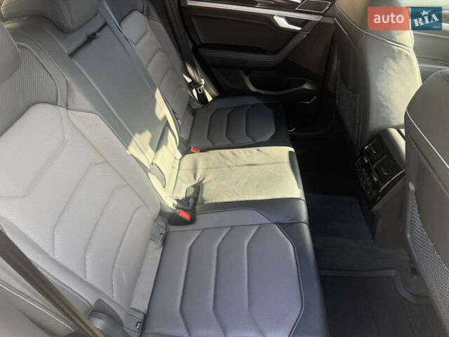 Серый Фольксваген Туарег, объемом двигателя 2.97 л и пробегом 45 тыс. км за 77575 $, фото 24 на Automoto.ua