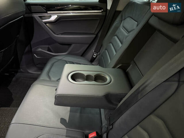 Серый Фольксваген Туарег, объемом двигателя 2.97 л и пробегом 62 тыс. км за 59800 $, фото 21 на Automoto.ua