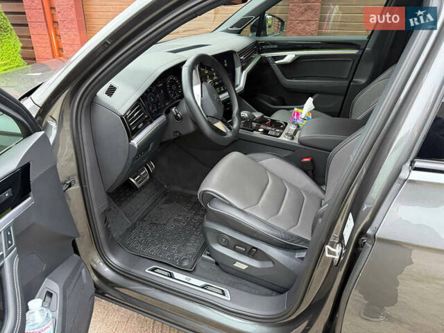 Серый Фольксваген Туарег, объемом двигателя 2.97 л и пробегом 43 тыс. км за 76900 $, фото 18 на Automoto.ua