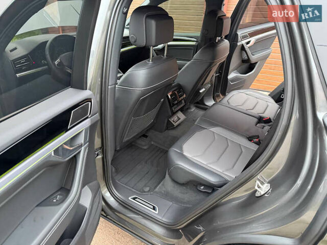 Серый Фольксваген Туарег, объемом двигателя 2.97 л и пробегом 43 тыс. км за 76900 $, фото 23 на Automoto.ua